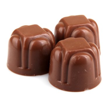 Beyaz arka planda izole edilmiş çikolata.