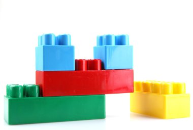 Beyaz arkaplanda plastik oyuncak blokları