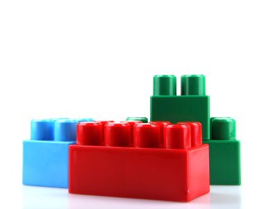 Beyaz arkaplanda plastik oyuncak blokları