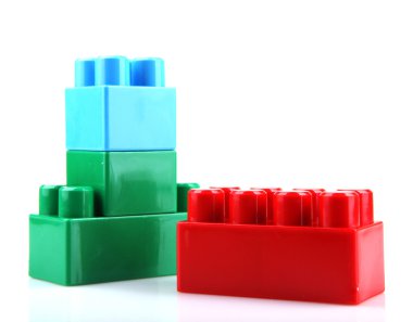Beyaz arkaplanda plastik oyuncak blokları