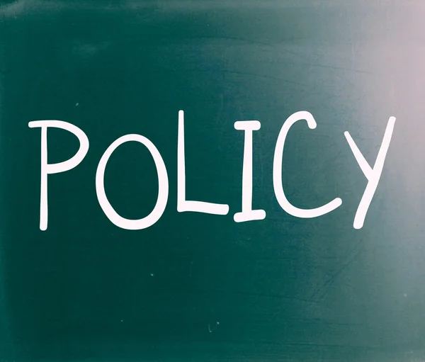 用白色粉笔在黑板上手写的"政策"一词 — 图库照片