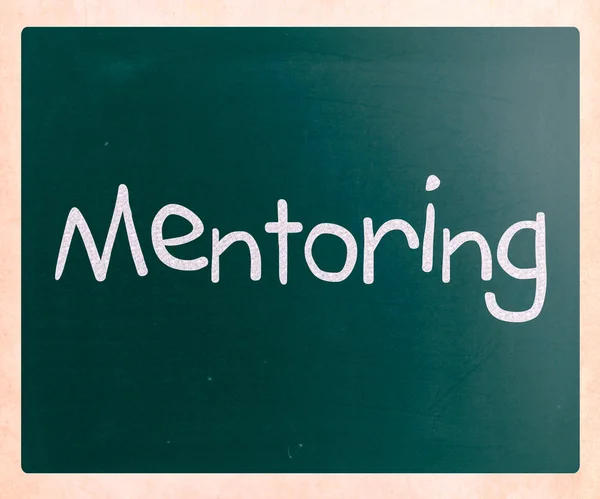 La palabra "Mentoring" escrita a mano con tiza blanca en un blackboar — Foto de Stock