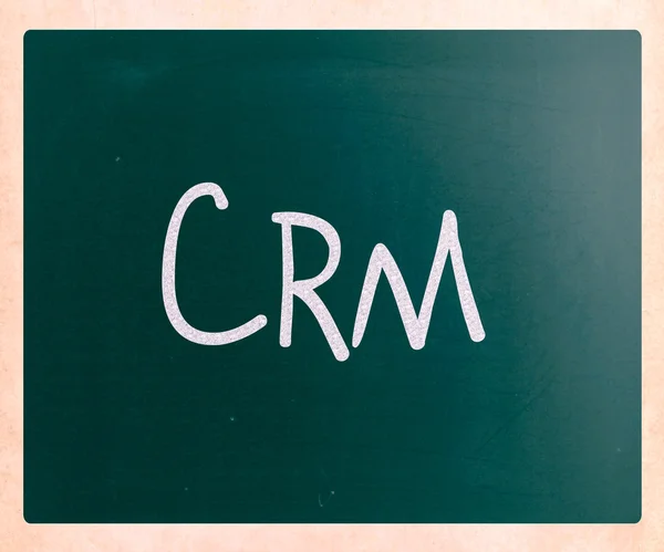 用白色粉笔在黑板上手写的"crm"一词 — 图库照片