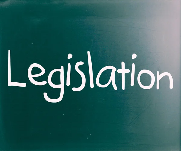 Slovo "legislativa" ručně s bílou křídou na blackbo — Stock fotografie