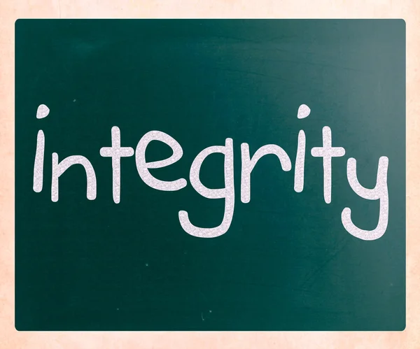 "Integrity" handwritten with white chalk on a blackboard — Stock Photo, Image