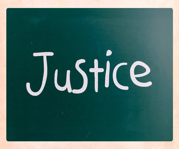 Wyraz "sprawiedliwości" ręcznie z białą kredą na tablicy — Zdjęcie stockowe