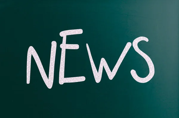 The word "News" handwritten with white chalk on a blackboard — Stock Photo, Image