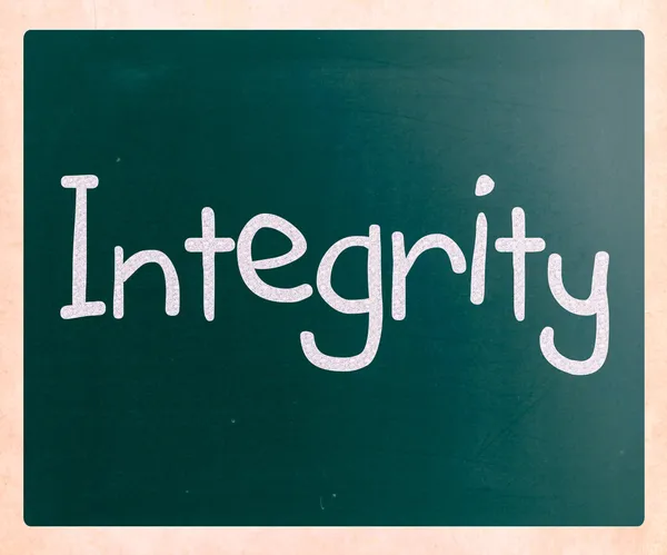 Das Wort "Integrität" handgeschrieben mit weißer Kreide auf einem schwarzen Eber — Stockfoto