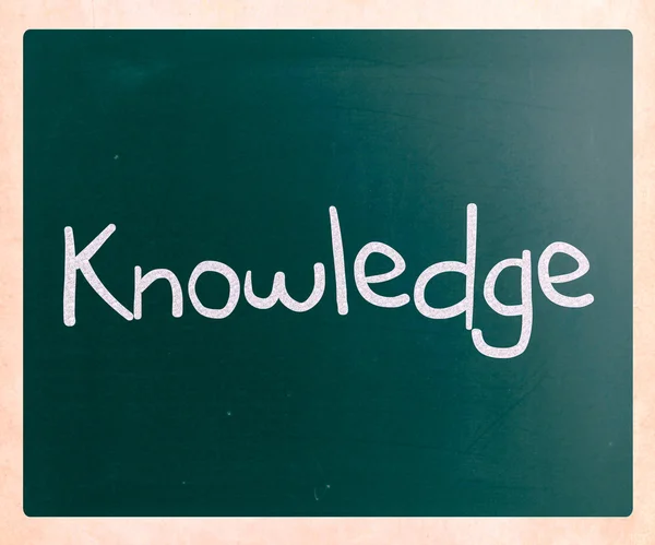 "Knowledge" handwritten with white chalk on a blackboard — Stock Photo, Image