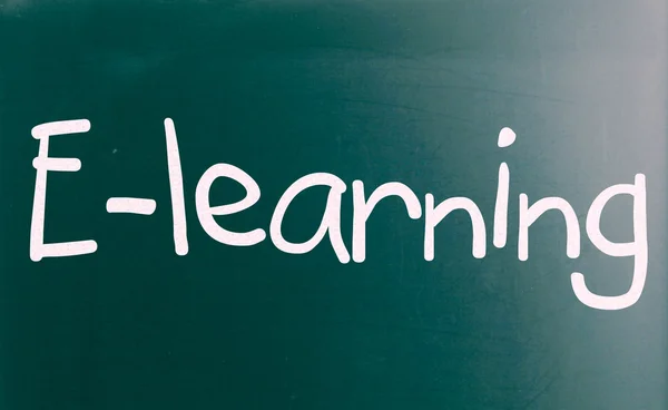 The word "E-learning" handwritten with white chalk on a blackboa — Stock Photo, Image