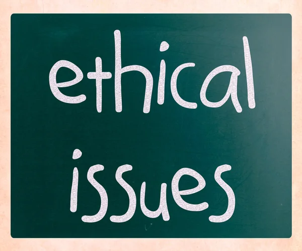 "倫理的課題」黒板に白チョークで手書き — ストック写真