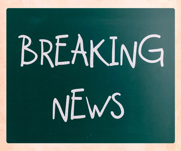 "Breaking news" handwritten with white chalk on a blackboard — Stock Photo, Image