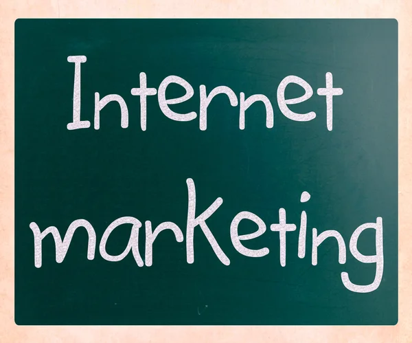 "Internetový marketing "vlastnoručně psaný bílou křídou na kovčáka — Stock fotografie