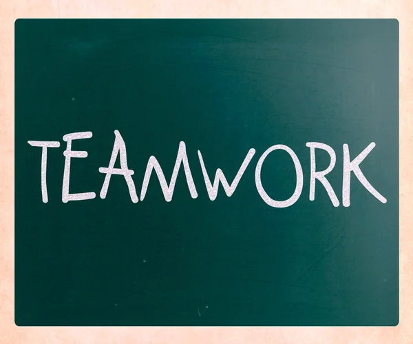 La palabra "Trabajo en equipo" escrita a mano con tiza blanca en una pizarra —  Fotos de Stock