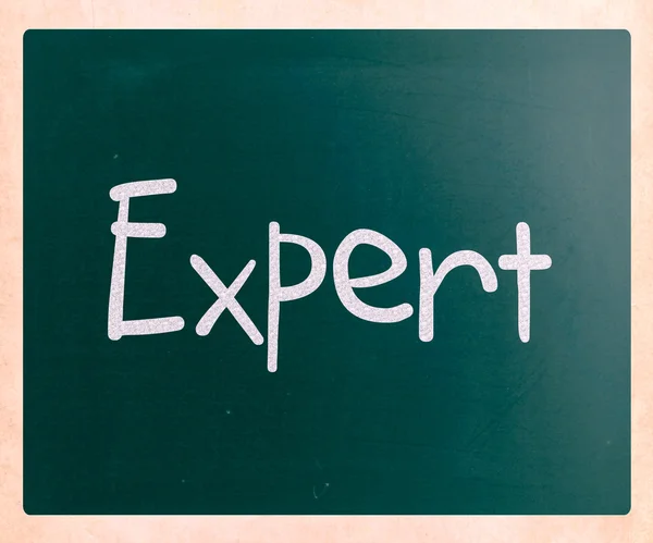 Le mot "Expert" écrit à la main à la craie blanche sur un tableau noir — Photo