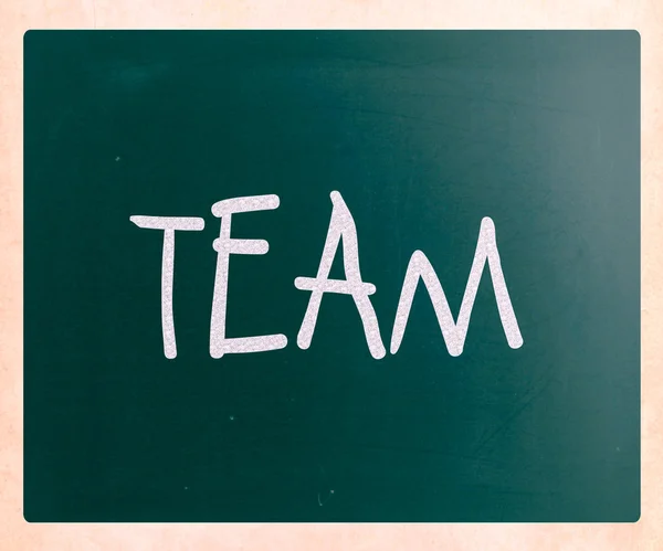 Slovo "tým", psané s bílou křídou na tabuli — Stock fotografie