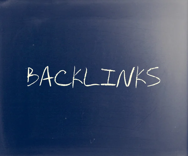 "Backlinks" handwritten with white chalk on a blackboard — Stock Photo, Image