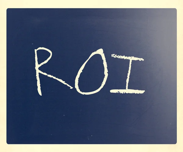 La palabra "ROI" escrita a mano con tiza blanca en una pizarra —  Fotos de Stock
