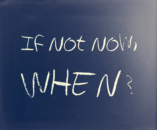 "ถ้าไม่ใช่ตอนนี้ เมื่อไหร่? เขียนด้วยมือด้วยสีขาวบนกระดานดํา — ภาพถ่ายสต็อก