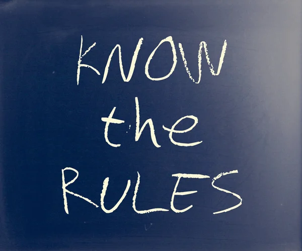 "Знать правила ", написанные от руки с белым мелом на доске — стоковое фото