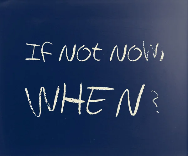 "Om inte nu, när ”? handskrivna med vit krita på en svart tavla — Stockfoto