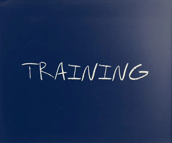 "Training "handgeschreven met wit krijt op een Blackboard — Stockfoto