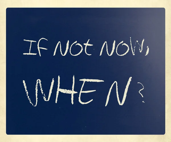 "Si no es ahora, ¿cuándo? escrito a mano con tiza blanca en una pizarra — Foto de Stock