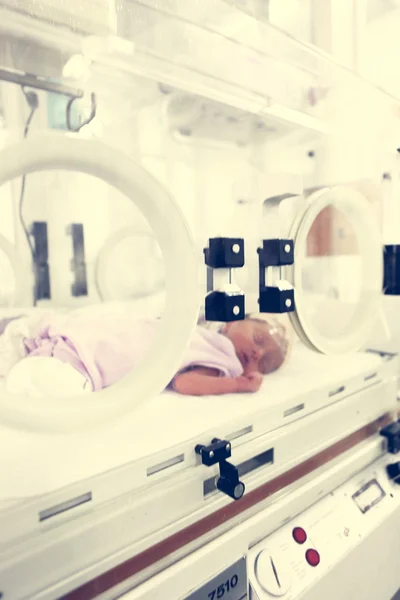 Νεογνό μωρό μέσα σε θερμοκοιτίδα — Φωτογραφία Αρχείου