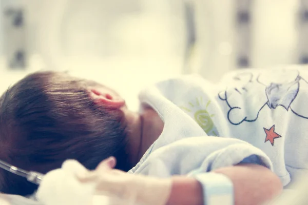 Newborn baby inside incubator — Stock Photo, Image