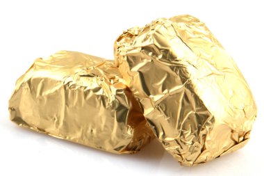 Beyaz arka planda izole edilmiş çikolata.