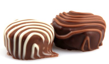 Beyaz arka planda izole edilmiş çikolata.