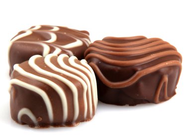 Beyaz arka planda izole edilmiş çikolata.