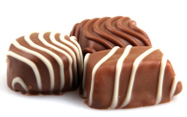 Beyaz arka planda izole edilmiş çikolata.