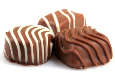 Beyaz arka planda izole edilmiş çikolata.