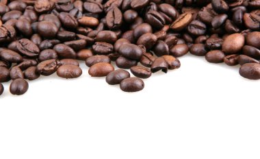 Kahve çekirdekleri beyaz üzerine izole