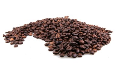 Kahve çekirdekleri beyaz üzerine izole