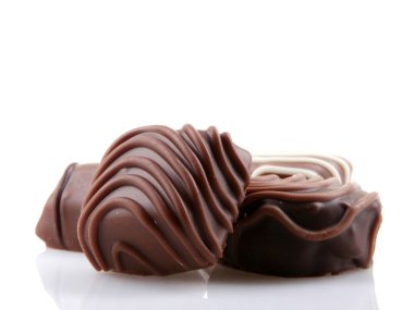 Beyaz arkaplanda izole edilmiş çikolata