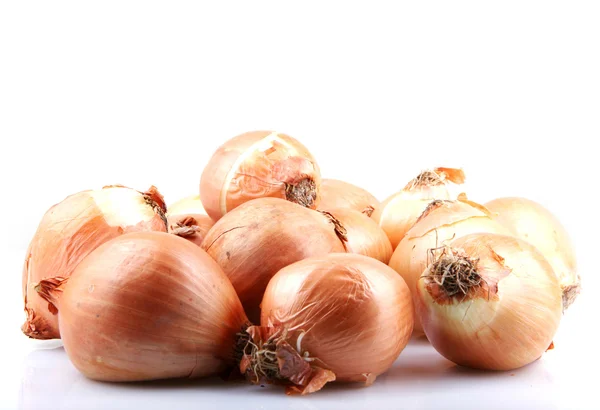 Bulbos de cebolla fresca aislados sobre fondo blanco —  Fotos de Stock