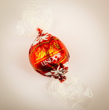 Aytos, Bulgaristan - 02 Nisan 2014: sütlü çikolata lindor truffle. Lindt üstün kaliteli çikolata için pazar lideri olarak kabul edilmektedir.