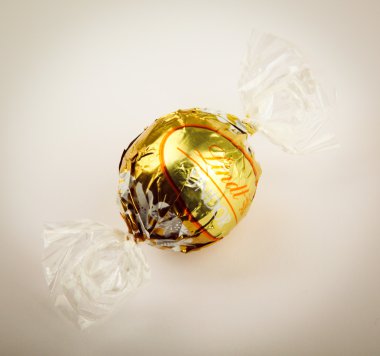Aytos, Bulgaristan - 02 Nisan 2014: sütlü çikolata lindor truffle. Lindt üstün kaliteli çikolata için pazar lideri olarak kabul edilmektedir.