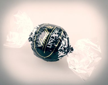 Aytos, Bulgaristan - 02 Nisan 2014: sütlü çikolata lindor truffle. Lindt üstün kaliteli çikolata için pazar lideri olarak kabul edilmektedir.