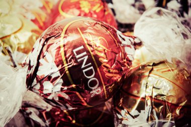 Aytos, Bulgaristan - 02 Nisan 2014: sütlü çikolata lindor truffle. Lindt üstün kaliteli çikolata için pazar lideri olarak kabul edilmektedir.