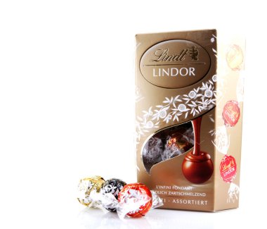 Aytos, Bulgaristan - 02 Nisan 2014: sütlü çikolata lindor truffle. Lindt üstün kaliteli çikolata için pazar lideri olarak kabul edilmektedir.