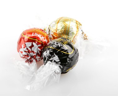 Aytos, Bulgaristan - 02 Nisan 2014: sütlü çikolata lindor truffle. Lindt üstün kaliteli çikolata için pazar lideri olarak kabul edilmektedir.