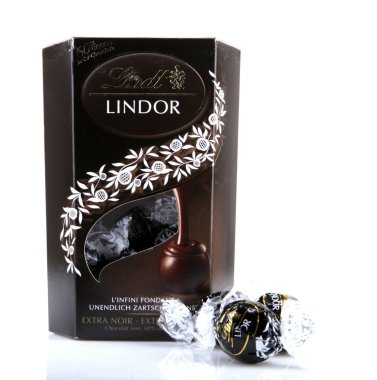 Aytos, Bulgaristan - 02 Nisan 2014: sütlü çikolata lindor truffle. Lindt üstün kaliteli çikolata için pazar lideri olarak kabul edilmektedir.