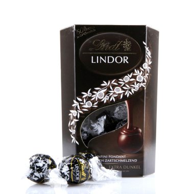 Aytos, Bulgaristan - 02 Nisan 2014: sütlü çikolata lindor truffle. Lindt üstün kaliteli çikolata için pazar lideri olarak kabul edilmektedir.