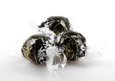 Aytos, Bulgaristan - 02 Nisan 2014: sütlü çikolata lindor truffle. Lindt üstün kaliteli çikolata için pazar lideri olarak kabul edilmektedir.