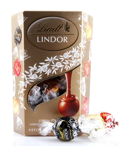 AYTOS, BULGARIE - 02 AVRIL 2014 : Truffe LINDOR au chocolat au lait. Lindt est reconnu comme un leader sur le marché du chocolat de qualité supérieure . — Photo