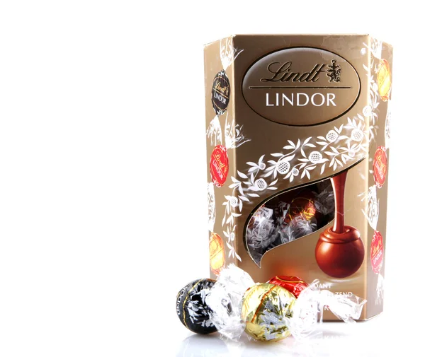 AYTOS, BULGARIE - 02 AVRIL 2014 : Truffe LINDOR au chocolat au lait. Lindt est reconnu comme un leader sur le marché du chocolat de qualité supérieure . — Photo