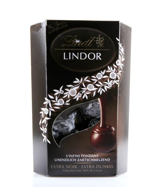 AYTOS, BULGARIE - 02 AVRIL 2014 : Truffe LINDOR au chocolat au lait. Lindt est reconnu comme un leader sur le marché du chocolat de qualité supérieure . — Photo